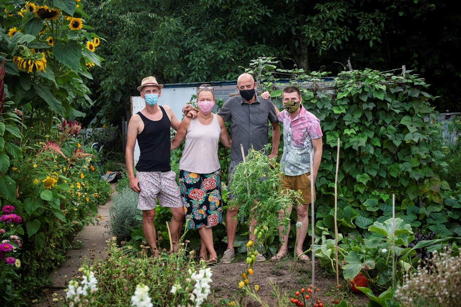Vier vrienden poseren in een moestuin. Vier vrienden poseren in een moestuin.
